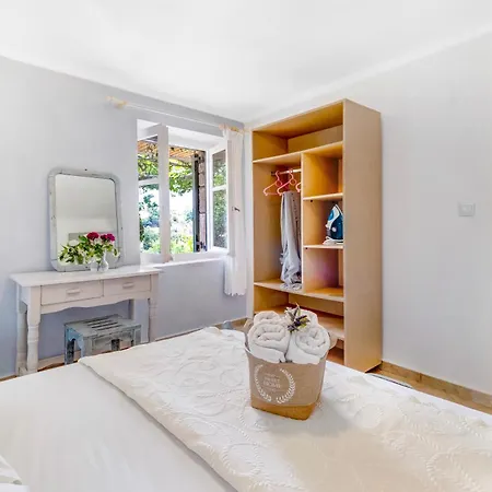 Kerkis Traditional *